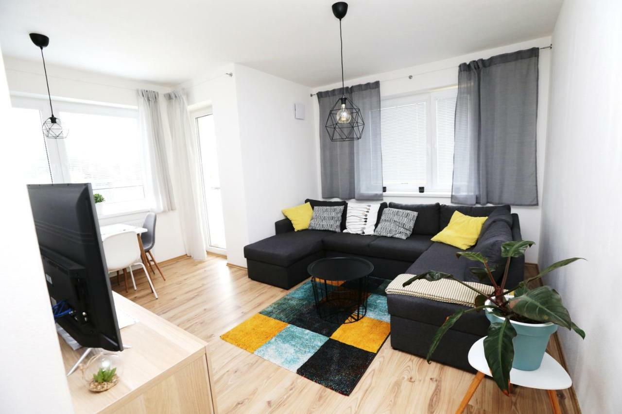 Samorin - Apartment In The Center - Private Parking - Klimatizacia Екстер'єр фото