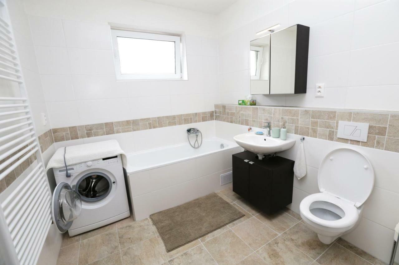 Samorin - Apartment In The Center - Private Parking - Klimatizacia Екстер'єр фото
