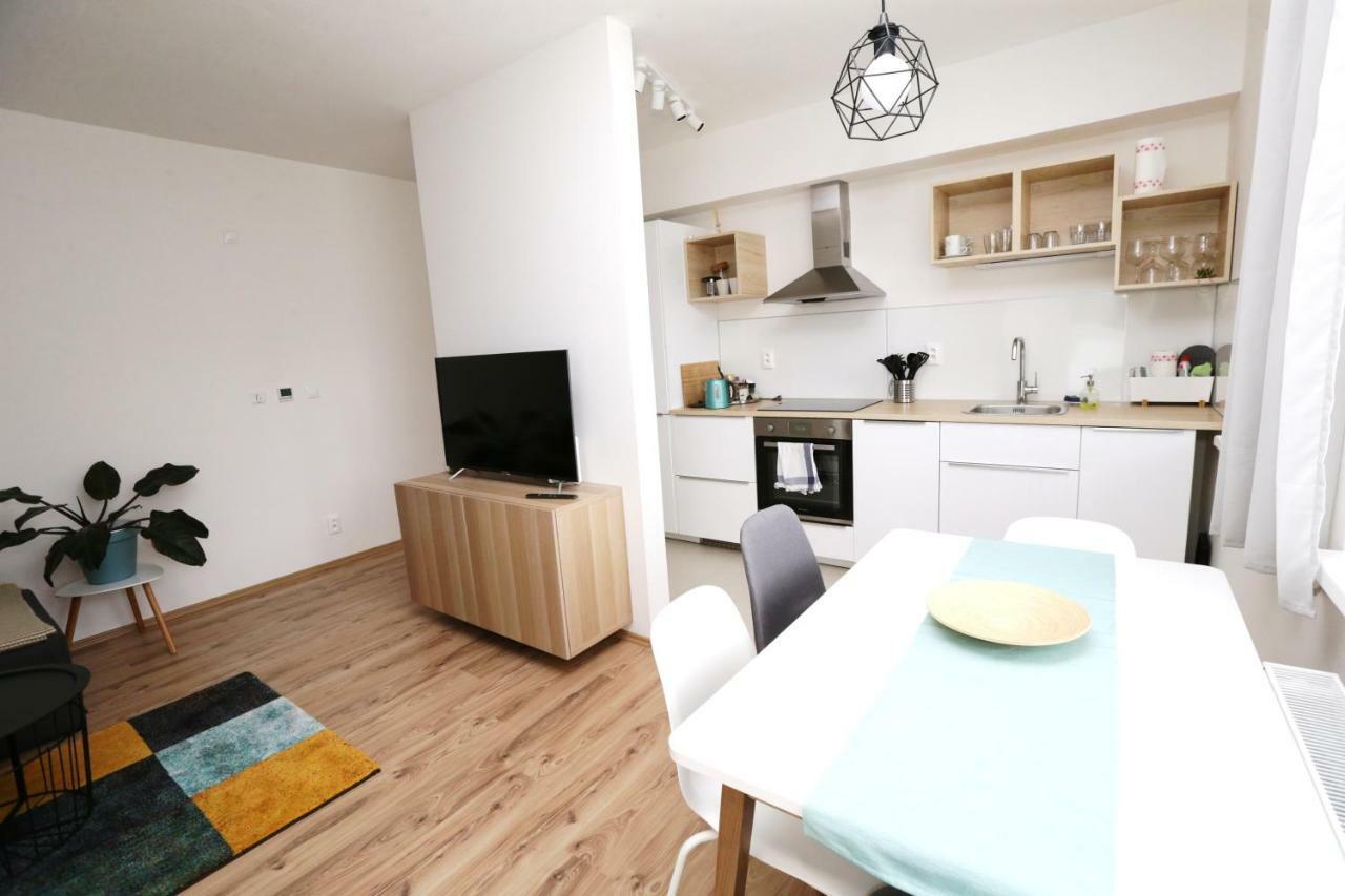 Samorin - Apartment In The Center - Private Parking - Klimatizacia Екстер'єр фото