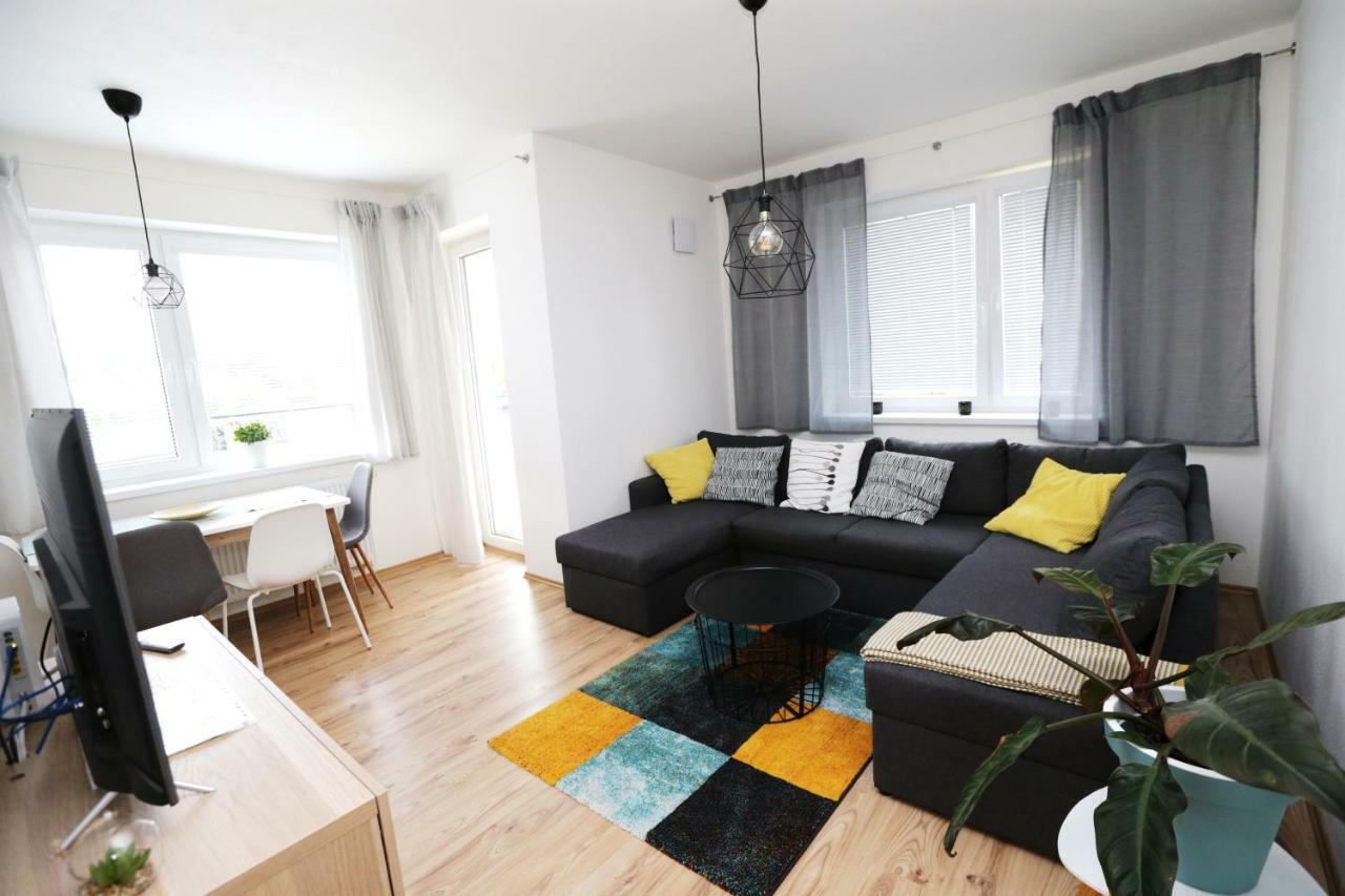 Samorin - Apartment In The Center - Private Parking - Klimatizacia Екстер'єр фото