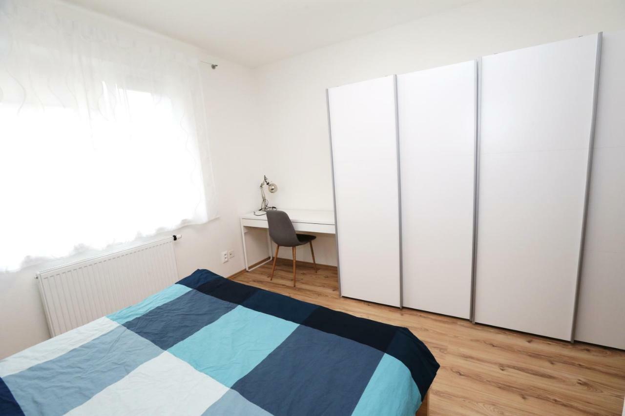Samorin - Apartment In The Center - Private Parking - Klimatizacia Екстер'єр фото